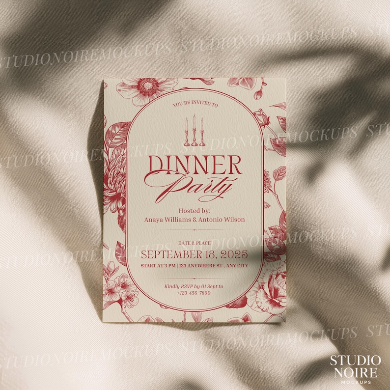Puede incluir: Una invitaci&oacute;n a una cena de color crema con un dise&ntilde;o floral rojo. El texto dice "Dinner Party" con la fecha, hora e informaci&oacute;n de RSVP. La invitaci&oacute;n es rectangular y presenta un marco ovalado con velas.