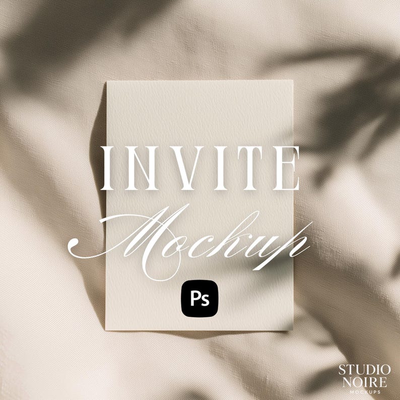 Puede incluir: Una tarjeta de invitaci&oacute;n color crema con la palabra "INVITE" en una fuente serif y "Mockup" en una fuente script. Un cuadrado negro con "Ps" est&aacute; en la parte inferior. La tarjeta est&aacute; sobre una tela beige con sombras.