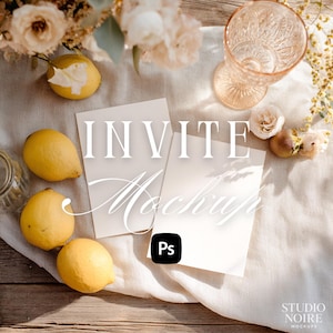 Könnte beinhalten: Ein Mockup für eine Einladung mit den Wörtern "INVITE" und "Mockup" in weißer Schrift. Die Szene umfasst Zitronen, Blumen und ein Glas auf einem Leinentuch. Das Photoshop-Logo ist sichtbar.