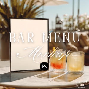 Può includere: Un cartello con cornice nera con le parole "BAR MENU Mockup" in bianco. Due cocktail in bicchieri a coste sono su un tavolo di marmo. Lo sfondo è sfocato, suggerendo un ambiente esterno.