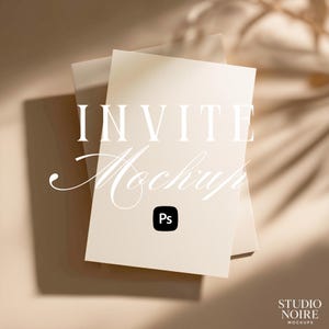Può includere: Un mockup di biglietti d'invito in un morbido colore beige, con la parola "INVITE" in grandi lettere maiuscole bianche. La parola "Mockup" è scritta in corsivo. Un quadrato nero con "Ps" è visibile. Il logo Studio Noire Mockups è in basso a destra.