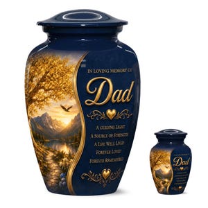 Peut inclure: Une grande et une petite urne funéraire bleu foncé avec un paysage doré représentant une montagne, un lac et un arbre. Le texte indique : IN LOVING MEMORY OF Dad, A GUIDING LIGHT, A SOURCE OF STRENGTH, A LIFE WELL LIVED, FOREVER LOVED, FOREVER REMEMBERED.