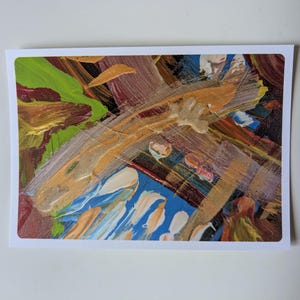 Könnte beinhalten: Abstrakter Kunstdruck mit kräftigen Pinselstrichen in Braun-, Grün-, Blau- und Orangetönen. Das Kunstwerk befindet sich auf einer weiß umrandeten Karte und zeigt einen strukturierten, ausdrucksstarken Stil. Das Gemälde erzeugt Bewegung und Tiefe.