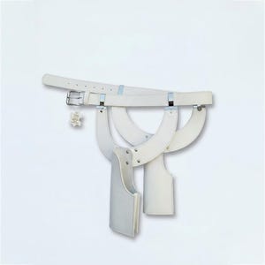Op de afbeelding: Een witte leren riem met een zilverkleurige metalen gesp en twee bevestigde holster-stijl zakken. De riem bevat een klein rechthoekig label met tekst dat aan de gesp hangt. Het ontwerp bestaat uit gebogen leren banden en zilveren klinknagels.