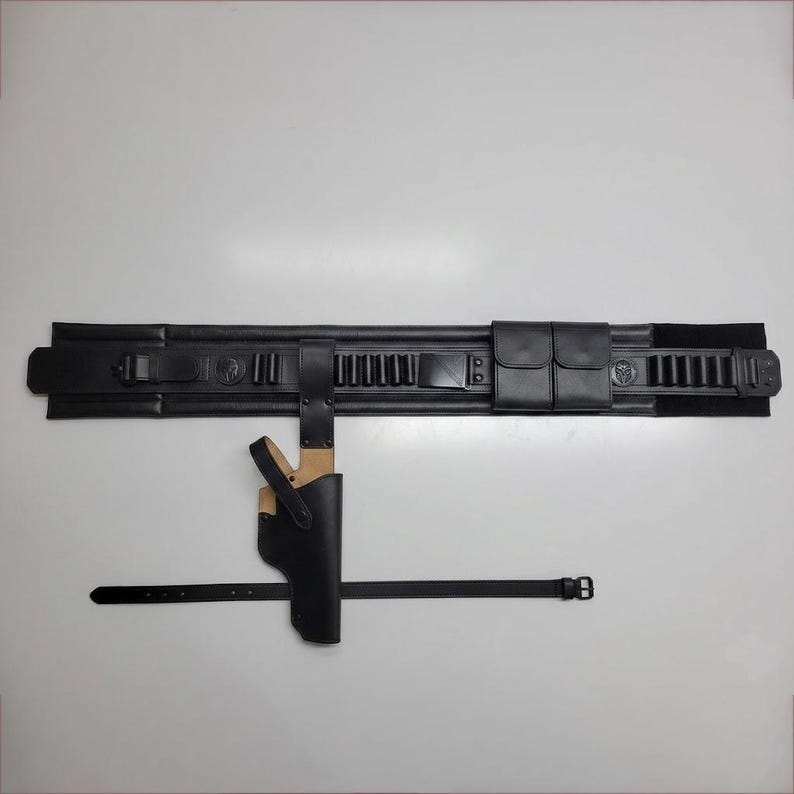 Puede incluir: Un cintur&oacute;n utilitario de cuero negro con m&uacute;ltiples bucles para munici&oacute;n, dos bolsas de almacenamiento rectangulares y una funda a juego. La funda incluye un forro interior color canela y una correa delgada ajustable con hebilla met&aacute;lica.