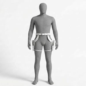 Op de afbeelding: Een wit harnas in leerstijl gedragen op een grijze etalagepop. Het accessoire is voorzien van een heupriem verbonden met twee verticale holsters op de dijen, met extra horizontale banden die elk holster rond het bovenbeen vastzetten.