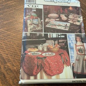 Simplicity 8214, Christmas Decorating Pattern, Table Decor Pattern, Christmas Apron Pattern, Tote Bag Pattern, Napkin and Tablecloth Pattern