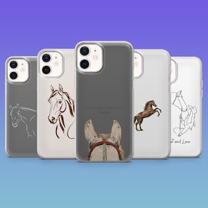 Könnte beinhalten: Eine Sammlung von fünf Handyhüllen mit Pferdemotiven. Die Hüllen zeigen verschiedene Illustrationen, darunter eine Pferdeskizze, ein steigendes Pferd und den Text "Just a girl who loves horses."
