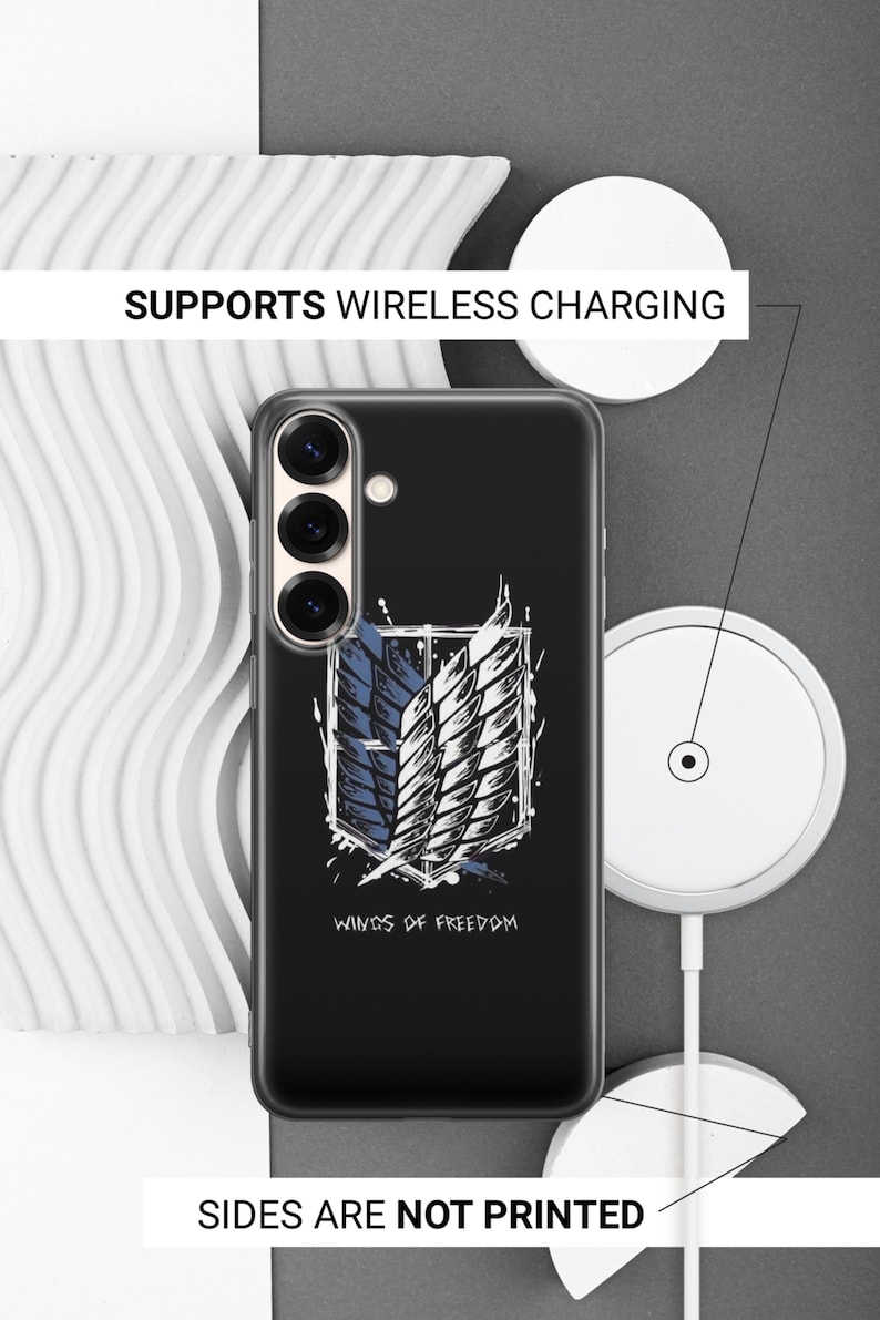 Może przedstawiać: Czarne etui na telefon z białym i niebieskim motywem skrzydeł oraz napisem "WINGS OF FREEDOM". Etui jest pokazane z ładowarką bezprzewodową. Widoczne są r&oacute;wnież napisy "SUPPORTS WIRELESS CHARGING" i "SIDES ARE NOT PRINTED".