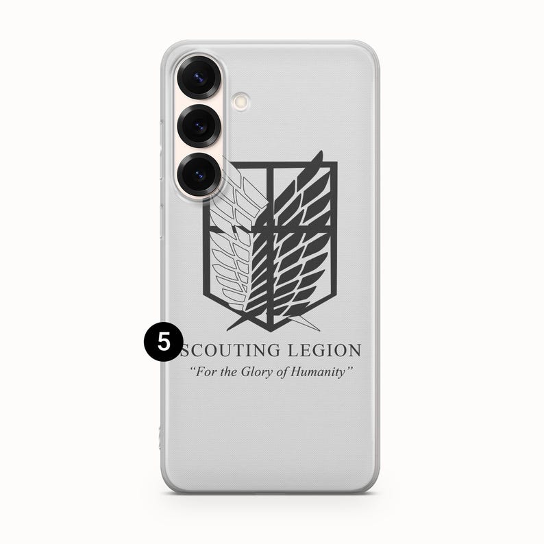 Może przedstawiać: Jasnoszara obudowa telefonu z emblematem Zwiadowc&oacute;w z serii anime "Atak Tytan&oacute;w". Czarno-biały emblemat jest wyśrodkowany, z napisem "SCOUTING LEGION" i mottem "For the Glory of Humanity" poniżej.