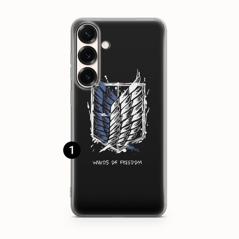 Może przedstawiać: Czarne etui na telefon z białym i niebieskim emblematem oraz napisem &bdquo;WINGS OF FREEDOM&rdquo;. Etui ma przezroczystą obw&oacute;dkę i wycięcie na aparat z trzema obiektywami.