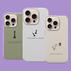 Peut inclure: Trois coques de téléphone avec des motifs sur le thème des échecs. L'une est vert olive avec une pièce d'échecs et du texte. Une autre est blanche avec des pièces d'échecs et du texte. La troisième est beige avec une main tenant une pièce d'échecs et du texte.