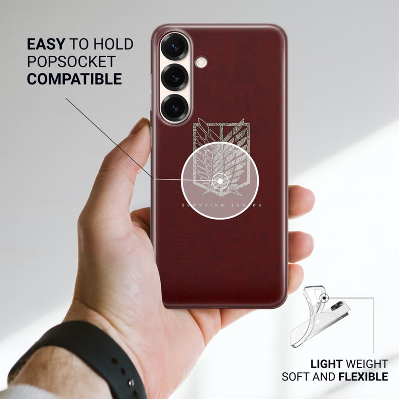 Może przedstawiać: Bordowe etui na telefon ze srebrnym emblematem i napisem "Scouting Legion". Etui jest pokazane z tekstem "Easy to hold Popsocket compatible" i "Light weight soft and flexible".