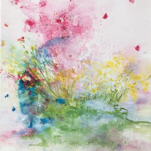 Può includere: Dipinto astratto con sfondo bianco e pennellate colorate. L'opera presenta tonalità rosa, gialle, blu e verdi, creando una composizione vibrante. Il dipinto evoca la natura ed elementi floreali.