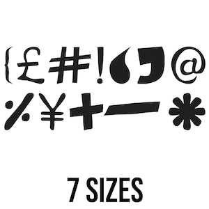 Può includere: Grafica nera di vari simboli tra cui il simbolo della sterlina, il cancelletto, il punto esclamativo, le virgolette e l'asterisco. Il testo "7 SIZES" è sotto i simboli.