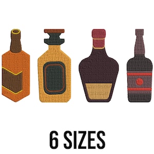 Pode incluir: Design bordado com quatro formas diferentes de garrafas de licor em tons de castanho, dourado e bordô. O texto "6 TAMANHOS" é exibido em preto na parte inferior. As garrafas têm diferentes designs de rótulos e tampas.