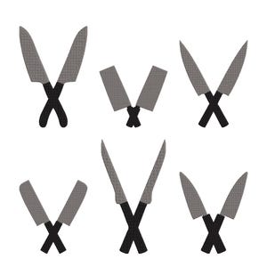 Peut inclure: Six illustrations de couteaux croisés, avec des lames grises et des manches noirs. Les lames sont de différentes formes, notamment des couteaux de chef et des couperets, sur fond blanc. Le design est simple et graphique, idéal pour les produits de cuisine.