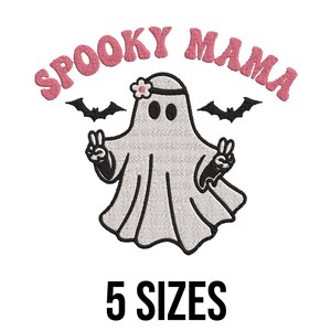 Puede incluir: Diseño bordado con un fantasma amigable haciendo el signo de la paz, con una flor y dos murciélagos. El texto "SPOOKY MAMA" está arqueado sobre el fantasma en letras rosas. Debajo, el texto "5 TALLAS" se muestra en negro.