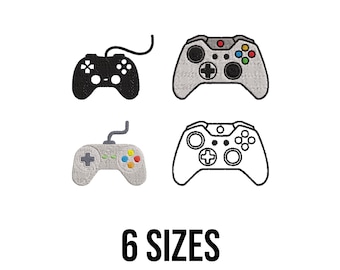 Peut inclure: Image présentant quatre motifs brodés de manettes de jeu vidéo en noir, gris et blanc, avec des boutons colorés. Le texte "6 SIZES" est affiché en gras, en noir, au bas de l'image.