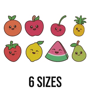Op de afbeelding: Illustraties van cartoonfruit, waaronder een sinaasappel, appel, kers, ananas, aardbei, citroen, watermeloen en peer. Elk fruit heeft een lachend gezicht. De tekst "6 SIZES" staat eronder.