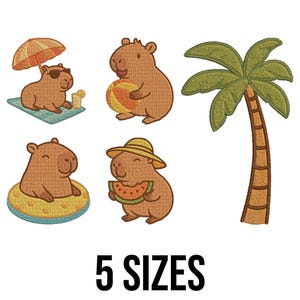 Peut inclure: Motif brodé représentant des capybaras de dessin animé à la plage. Un capybara est sous un parasol, un autre avec un ballon de plage, un dans un flotteur et un autre mangeant de la pastèque. Un palmier est également inclus. Le texte "5 SIZES" est en bas.