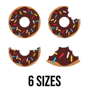 以下が含まれることがあります： チョコレートのアイシングとカラフルなスプリンクルが付いた、刺繍されたドーナツのデザインが4つ。2つのドーナツは丸ごとで、2つは一口食べられています。画像の下部には「6 SIZES」というテキストがあります。