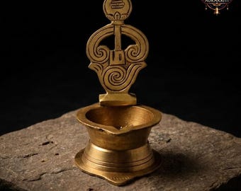 Lámpara de aceite Diya de latón con placa trasera, Deepak tradicional para Puja Aarti, decoración para el templo del hogar.