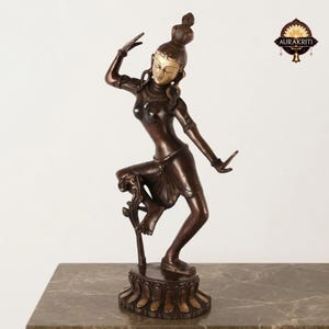 Puede incluir: Un juego de tres tazas de cerámica con un acabado moteado y mate. Las tazas son de color crema, gris claro y gris oscuro. Cada taza tiene un diseño simple y minimalista.