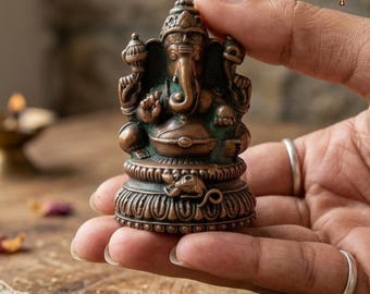 Ídolo de Ganesha de cobre hecho a mano de 5 cm / Mini decoración para puja con pátina antigua