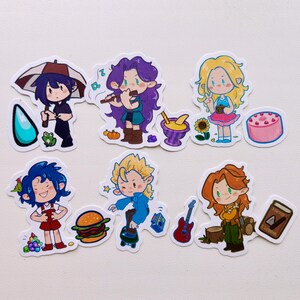 Peut inclure: Ensemble d'autocollants de dessins animés colorés représentant divers personnages avec des accessoires. L'un tient un parapluie, un autre joue de la flûte, et d'autres sont représentés avec un appareil photo, un gâteau, un hamburger, une guitare et un livre.