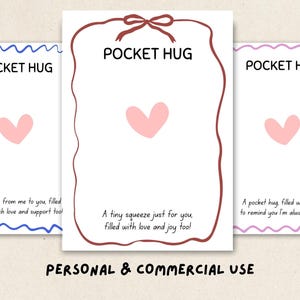 Può includere: Tre biglietti bianchi con la scritta "POCKET HUG" e un cuore rosa. Ogni biglietto ha un bordo diverso: blu, marrone e viola. I biglietti hanno anche brevi messaggi. Le parole "PERSONAL & COMMERCIAL USE" sono in basso.