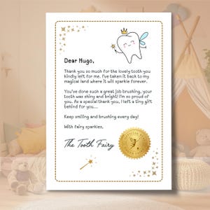 Può includere: Una lettera della Fatina dei Denti indirizzata a Hugo, con l'illustrazione di un dente dei cartoni animati. La lettera include testo e un sigillo d'oro con la scritta "Official Seal Tooth Fairy". La lettera è circondata da stelle dorate.