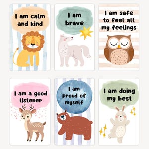 Puede incluir: Juego de seis tarjetas de afirmación con ilustraciones de animales y afirmaciones positivas. Cada tarjeta presenta un animal diferente y una afirmación positiva como "Soy tranquilo y amable" o "Soy valiente". Las tarjetas son de colores pastel.