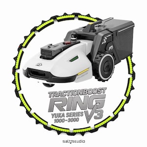 Op de afbeelding: Een wit-zwarte robotmaaier met een zwarte opbergbak. De maaier heeft een groen en gele accentring. De tekst "TRACTIONBOOST RING V3 YUKA SERIES 1000-3000" wordt weergegeven.