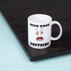 Caneca de cerâmica com carinha engraçada, presente divertido para amantes de café, viciados em cafeína, 11 oz, 15 oz, design &quot;Precisa de mais cafeína&quot;, decoração de cozinha