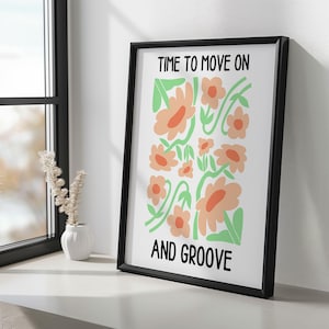 Puede incluir: Impresi&oacute;n art&iacute;stica enmarcada en negro con las palabras "TIME TO MOVE ON AND GROOVE" y un dise&ntilde;o floral. Las flores son melocot&oacute;n con tallos y hojas verdes, sobre un fondo blanco.