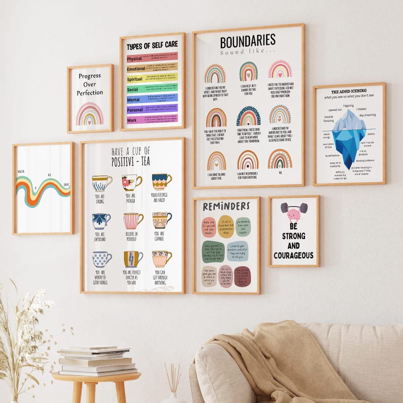 Puede incluir: Una colecci&oacute;n de l&aacute;minas enmarcadas con citas motivadoras y temas de autocuidado. Las l&aacute;minas presentan dise&ntilde;os de arco&iacute;ris, tazas de t&eacute; y textos como "Progress Over Perfection" y "Be Strong and Courageous". La paleta de colores incluye pasteles y tonos tierra.