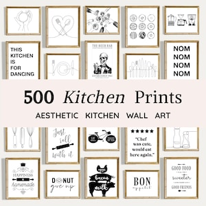 Może przedstawiać: Kolekcja oprawionych wydruków kuchennych z różnymi czarno-białymi ilustracjami i tekstami. Wydruki zawierają obrazy przyborów kuchennych, jedzenia i humorystycznych cytatów. Tekst "500 Kitchen Prints" jest wyraźnie wyświetlany.