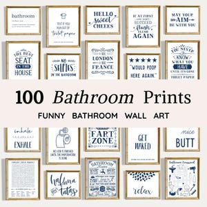 Puede incluir: Una colección de 100 láminas de arte mural rectangulares con tipografía e ilustraciones en azul oscuro sobre fondo blanco. Las láminas muestran diversas frases humorísticas, normas y crucigramas de baño en marcos dorados.