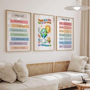 Puede incluir: Tres carteles motivacionales enmarcados. El cartel de la izquierda enumera afirmaciones positivas bajo "Today I will...". El cartel central presenta un personaje de la Tierra de dibujos animados con el texto "Today is a new day to try again" y "Let yesterday go". El cartel de la derecha enumera "7 Reglas de la vida".