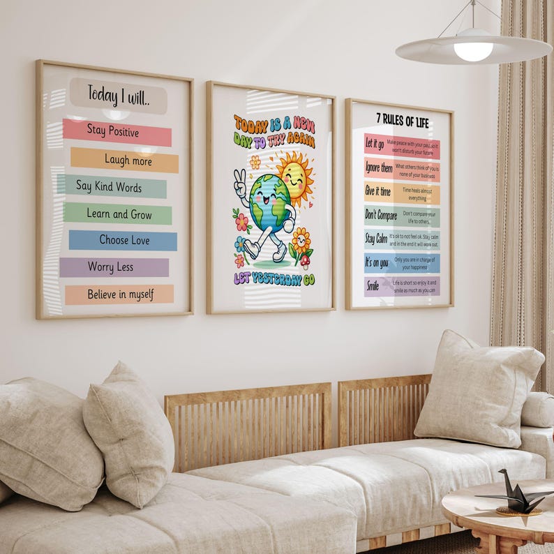 Puede incluir: Tres carteles motivacionales enmarcados. El cartel de la izquierda enumera afirmaciones positivas bajo "Today I will...". El cartel central presenta un personaje de la Tierra de dibujos animados con el texto "Today is a new day to try again" y "Let yesterday go". El cartel de la derecha enumera "7 Reglas de la vida".