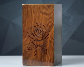 Urna de madera artesanal con rosa grabada – Caja de cremación vertical de palisandro