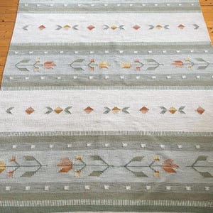 Handgewebter hellgrauer Kelim Teppich, Premium Custom Durrie Schwedischer Skandinavischer Designer Handgefertigter Flachgewebe Teppich für Wohnzimmer, Home Decor
