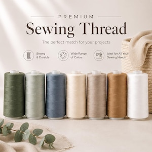 Op de afbeelding: Zeven klossen naaigaren op een rij in de kleuren donkergroen, salie, leiblauw, crème, taupe, bruin en wit. De tekst luidt PREMIUM Sewing Thread, The perfect match for your projects, Strong & Durable, Wide Range of Colors.