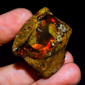 Welo Fire Ethiopian Opal Rough Gemstone: Natural Oil Slick, 51 Ct