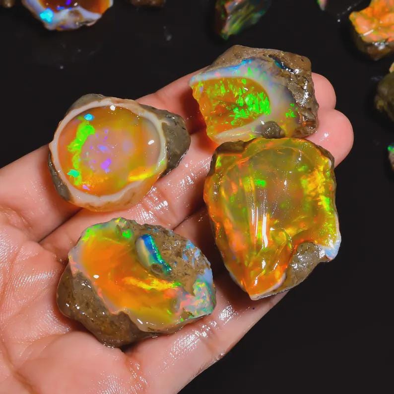 エチオピア産ウェロオイル原石ロット：天然ファイアオパール結晶