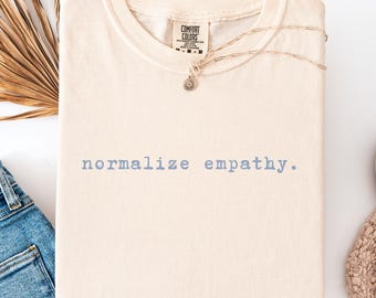 Camiseta minimalista con cita sobre la bondad y la normalización de la empatía. Regalo para la concienciación sobre la salud mental.