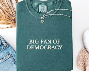 Big Fan of Democracy Statement Shirt – Politisches Zitat T-Shirt mit Botschaft – Pro Demokratie Geschenkidee