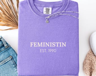 Feministin T-Shirt personalisiert mit Jahr – feministisches Shirt als Geschenkidee für starke Frauen