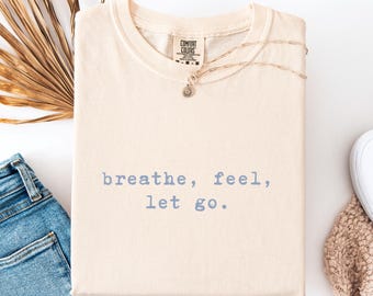Camiseta con cita sobre mindfulness: Respira, siente, suelta, camiseta inspiradora.